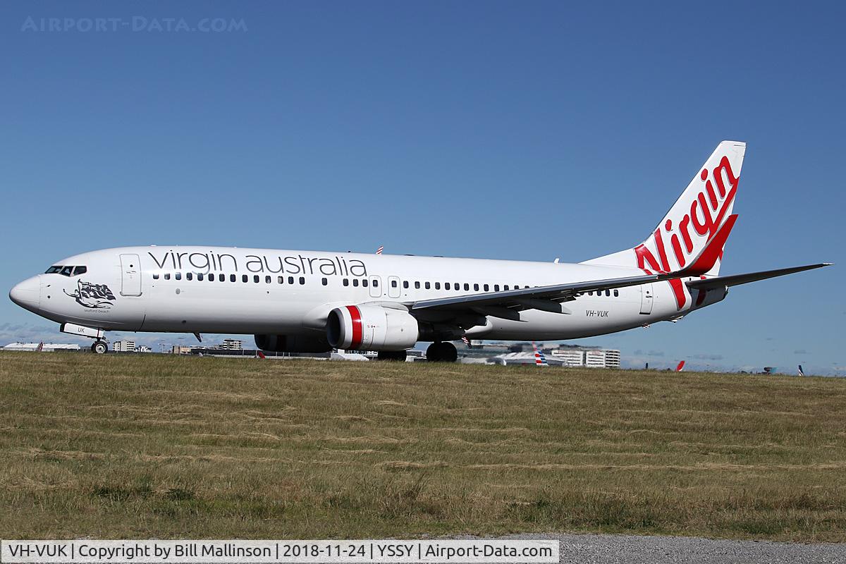 VH-VUK, 2007 Boeing 737-8FE C/N 36602/2353, taxiing