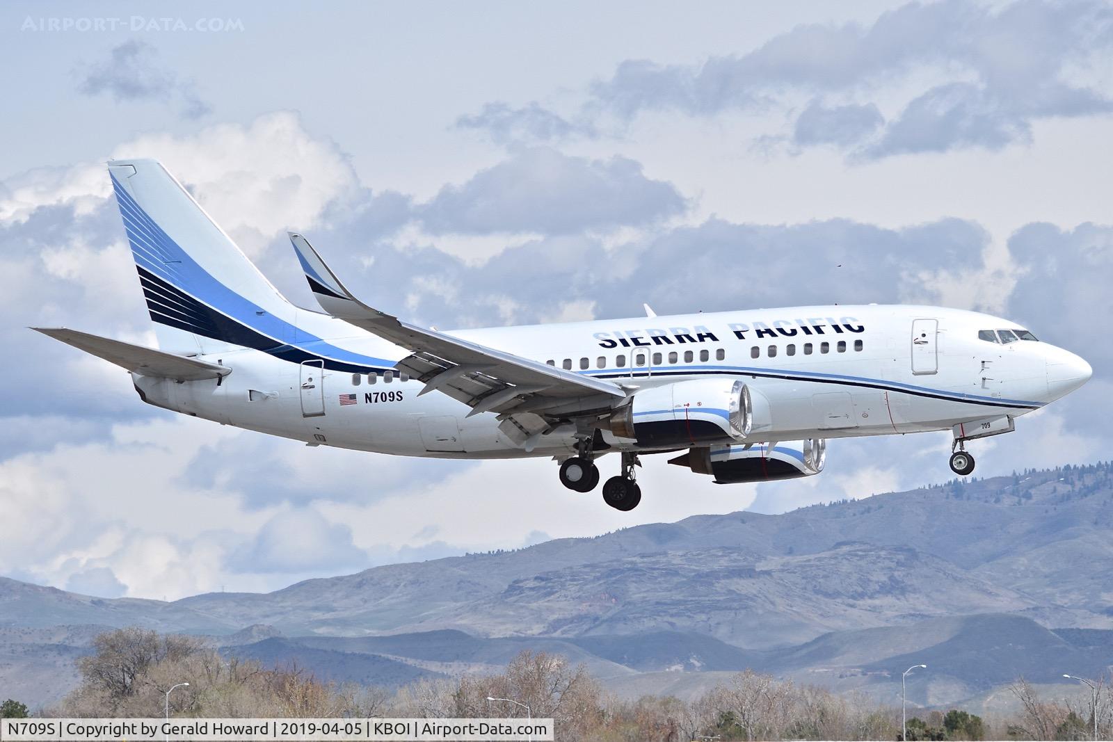 N709S, 1997 Boeing 737-500 C/N 28722, Landing RWY 10R.