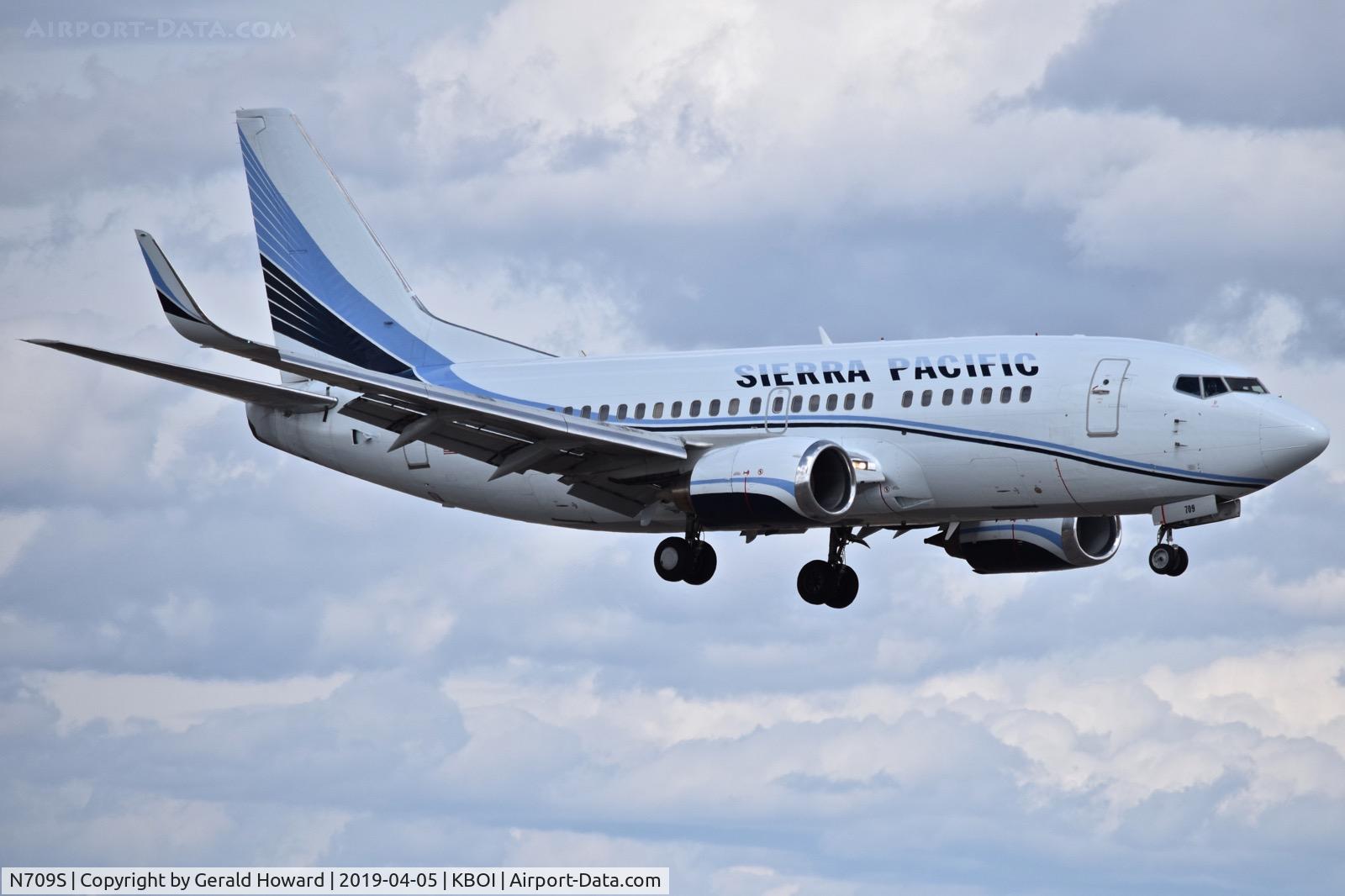 N709S, 1997 Boeing 737-500 C/N 28722, Landing RWY 10R.