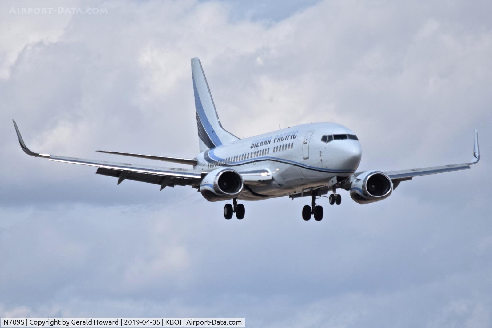 N709S, 1997 Boeing 737-500 C/N 28722, Landing RWY 10R.