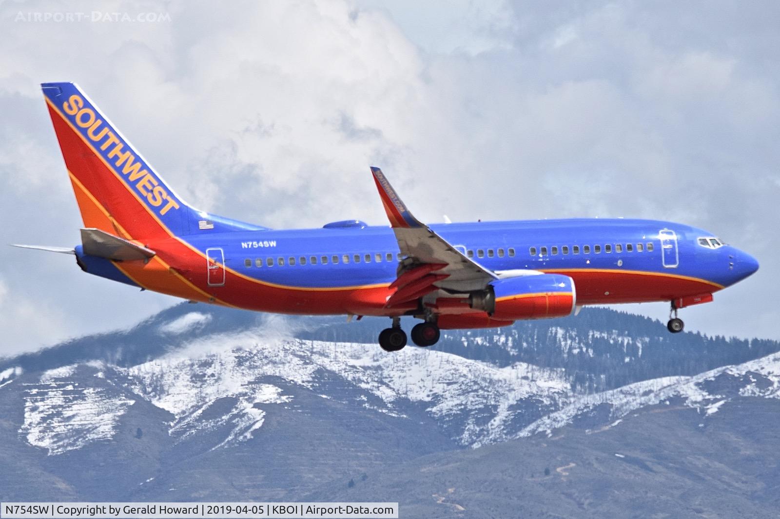 N754SW, 1999 Boeing 737-7H4 C/N 29849, Landing RWY 10L.