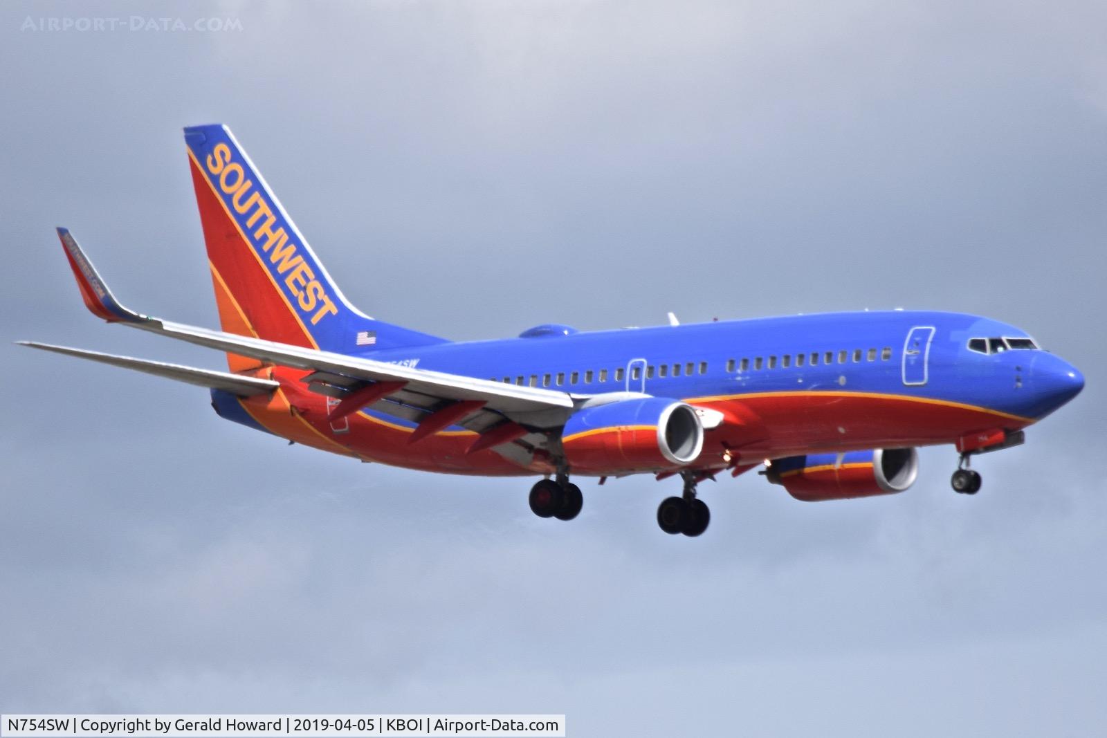 N754SW, 1999 Boeing 737-7H4 C/N 29849, Landing RWY 10L.