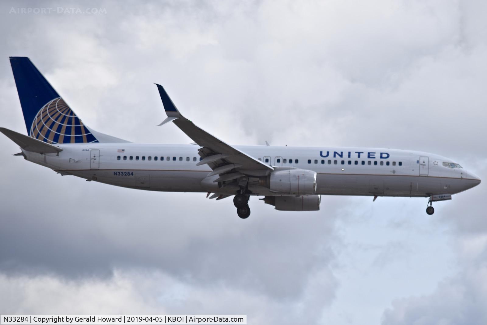 N33284, 2004 Boeing 737-824 C/N 31635, Landing RWY 10L.