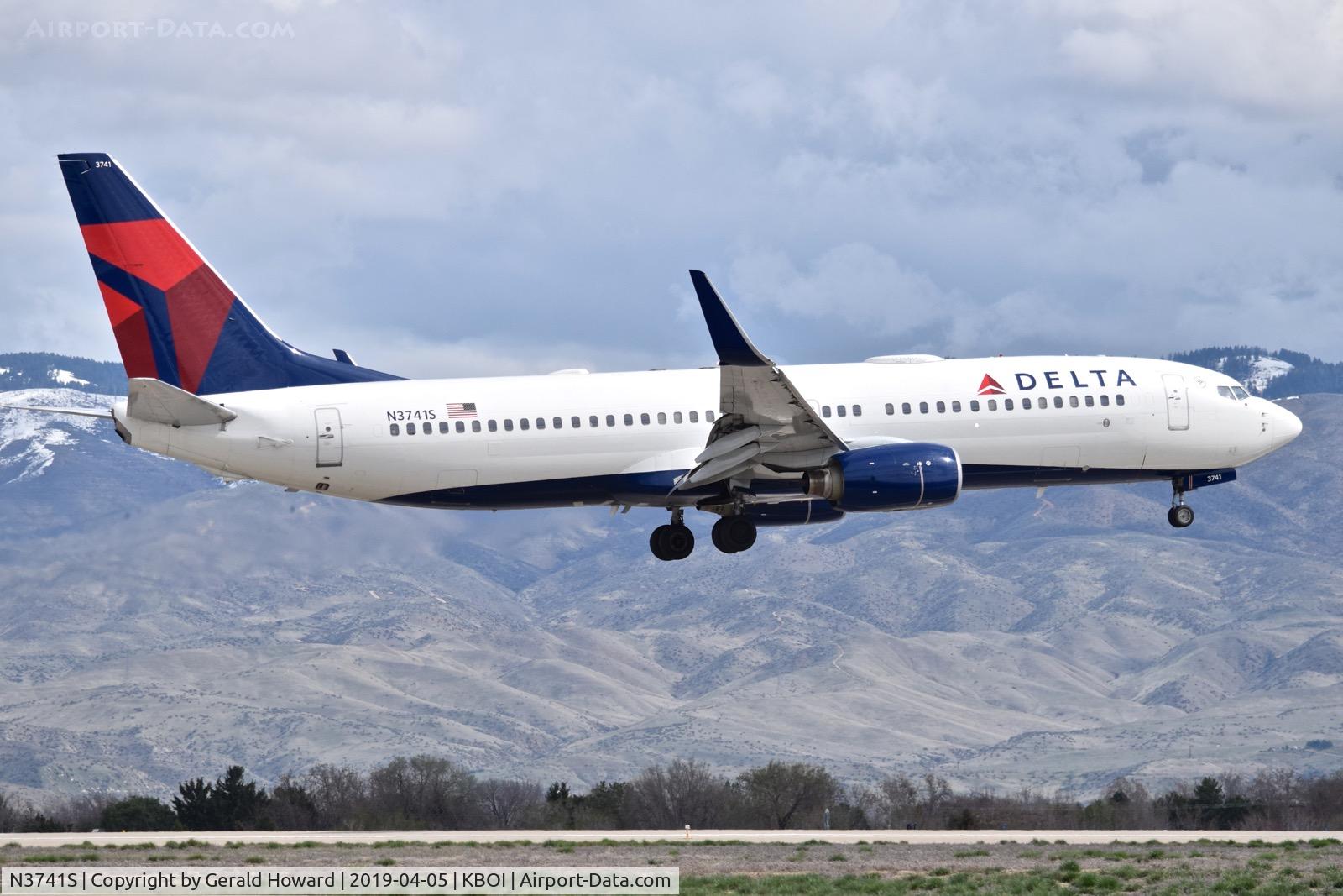 N3741S, 2001 Boeing 737-832 C/N 30487, Landing RWY 10R.