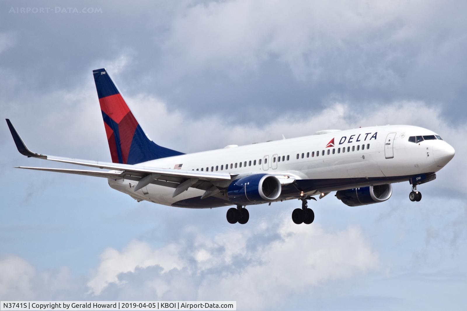 N3741S, 2001 Boeing 737-832 C/N 30487, Landing RWY 10R.