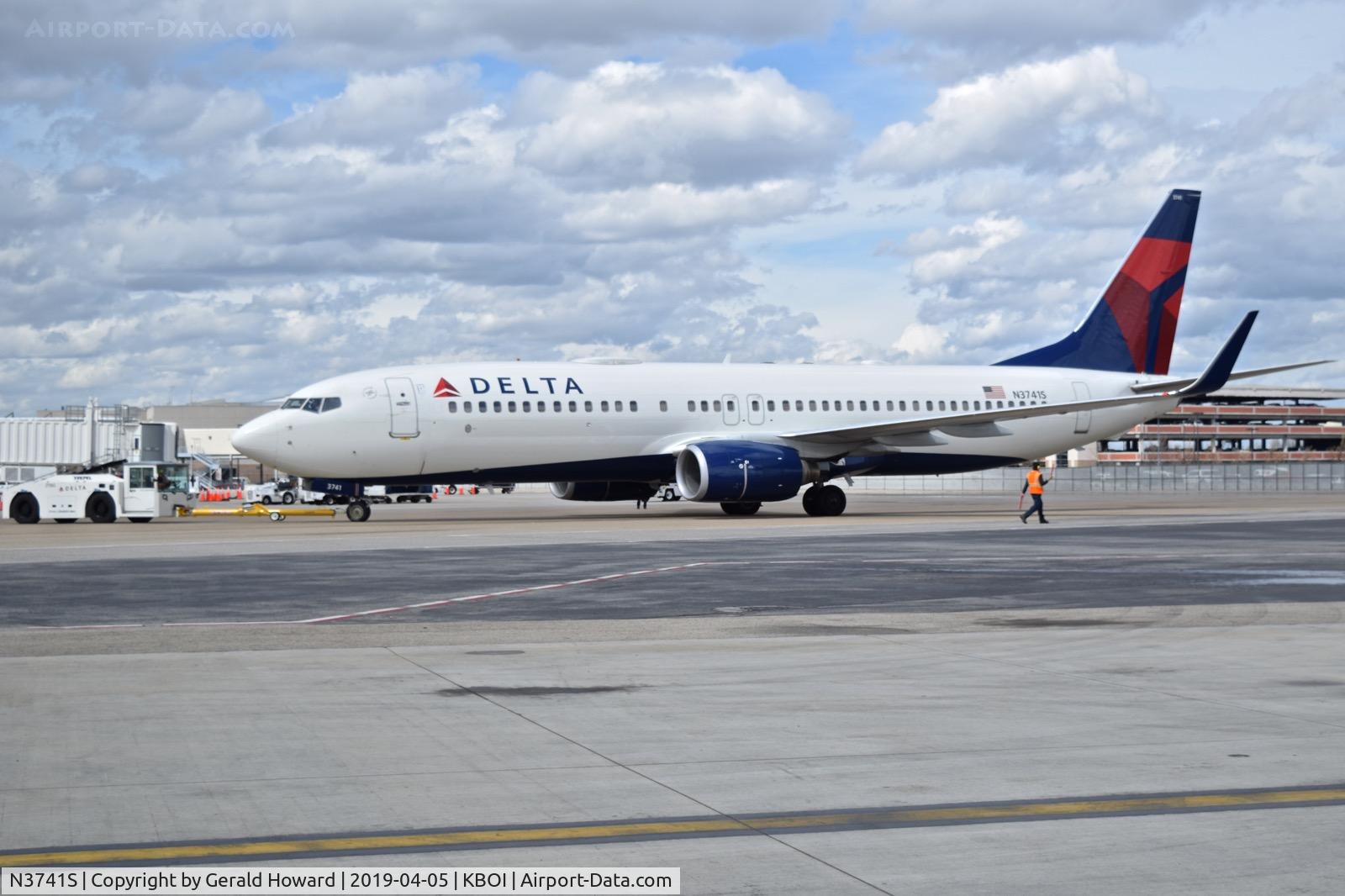 N3741S, 2001 Boeing 737-832 C/N 30487, Push back from the gate.