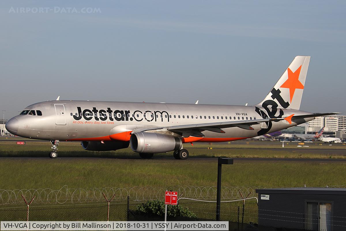 VH-VGA, 2011 Airbus A320-232 C/N 4899, taxi to 16L