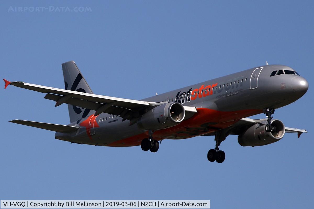 VH-VGQ, 2010 Airbus A320-232 C/N 4303, finals to 02