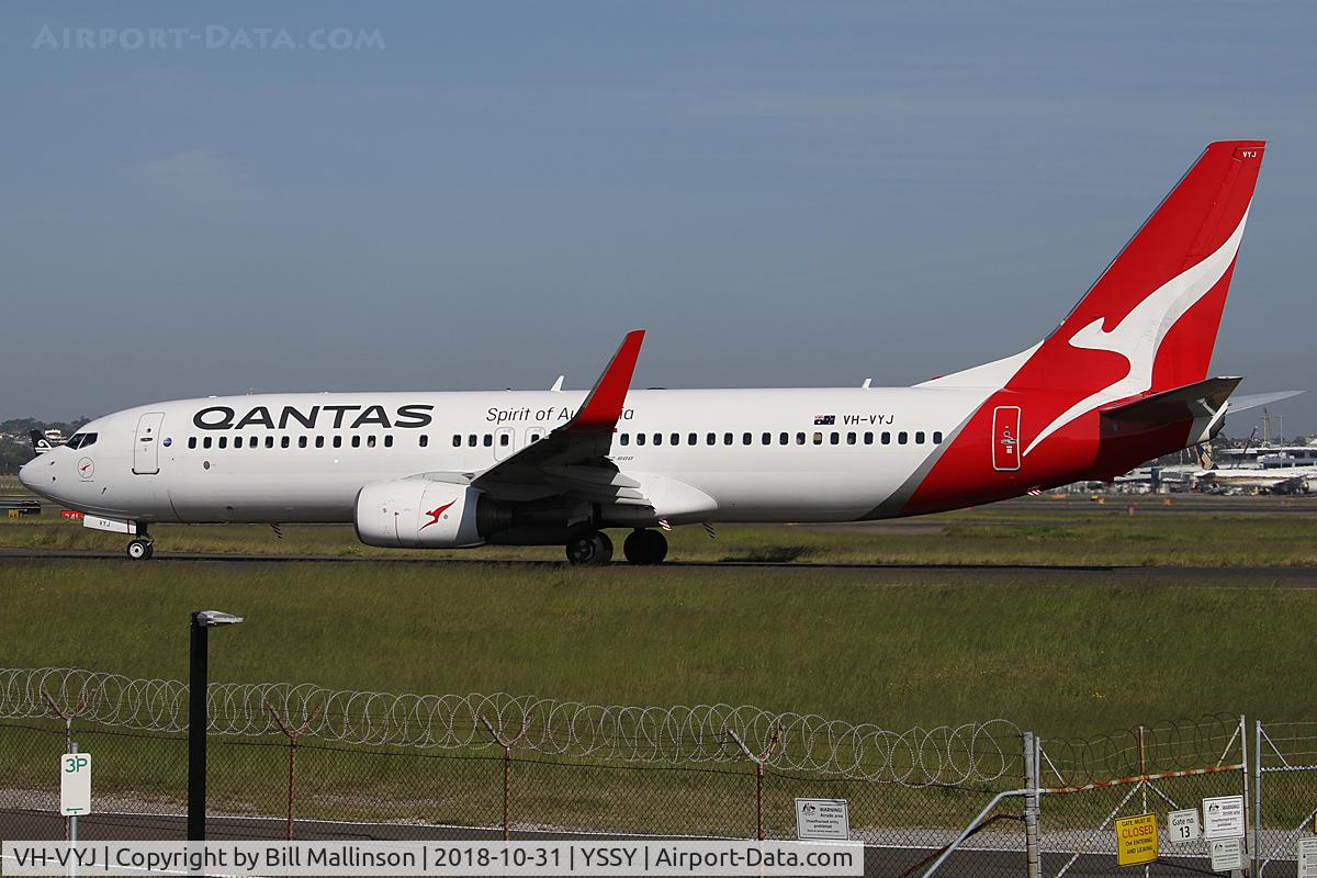 VH-VYJ, 2005 Boeing 737-838 C/N 34182, taxiing to 16L
