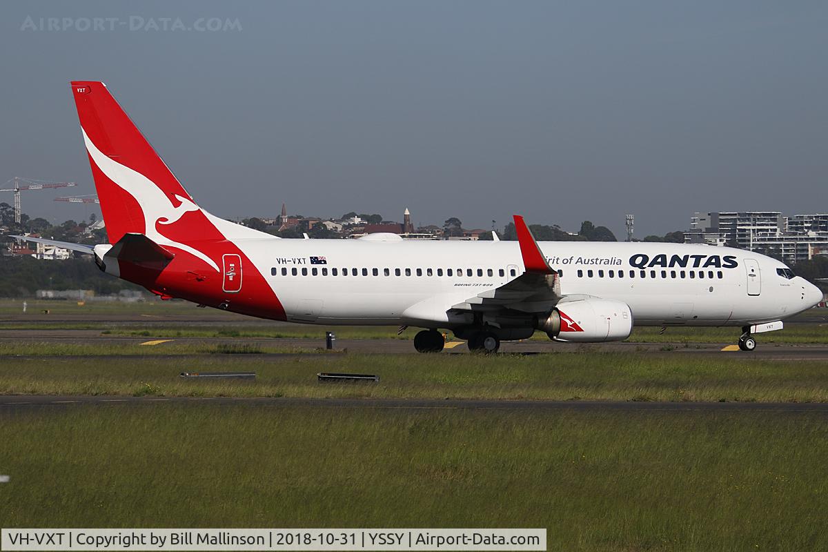 VH-VXT, 2003 Boeing 737-838 C/N 33760, taxiing