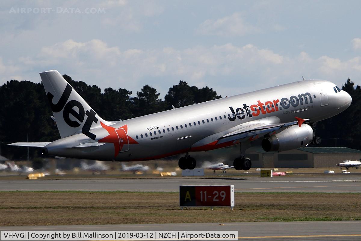 VH-VGI, 2010 Airbus A320-232 C/N 4466, rotating for AKL