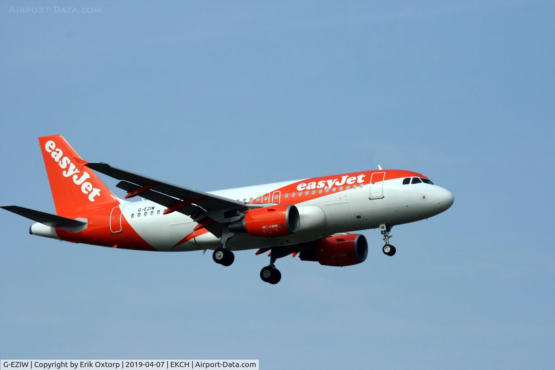 G-EZIW, 2005 Airbus A319-111 C/N 2578, G-EZIW landing rw 04L