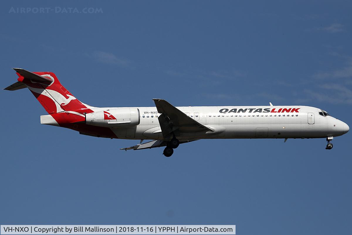 VH-NXO, 2001 Boeing 717-231 C/N 55096, finals to two-one