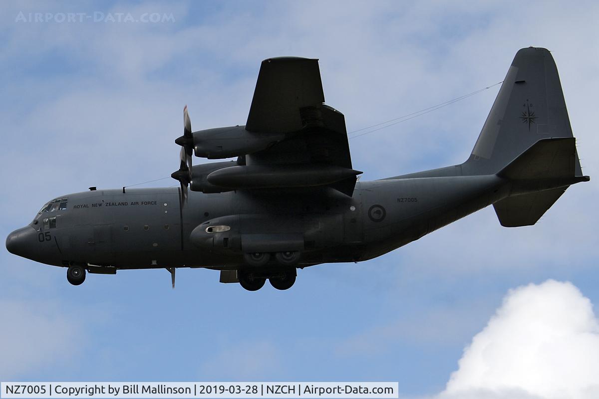 NZ7005, 1969 Lockheed C-130H Hercules C/N 382-4313, FINALS TO 02