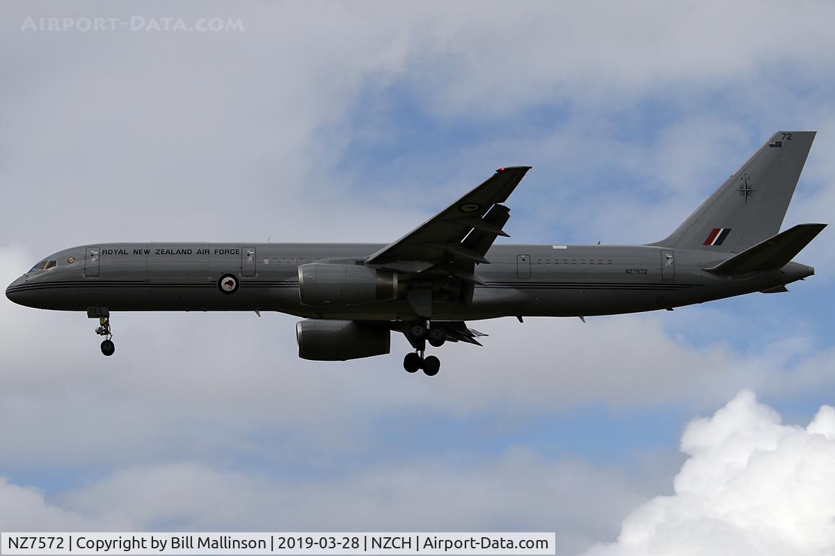 NZ7572, 1993 Boeing 757-2K2 C/N 26634, finals to 02