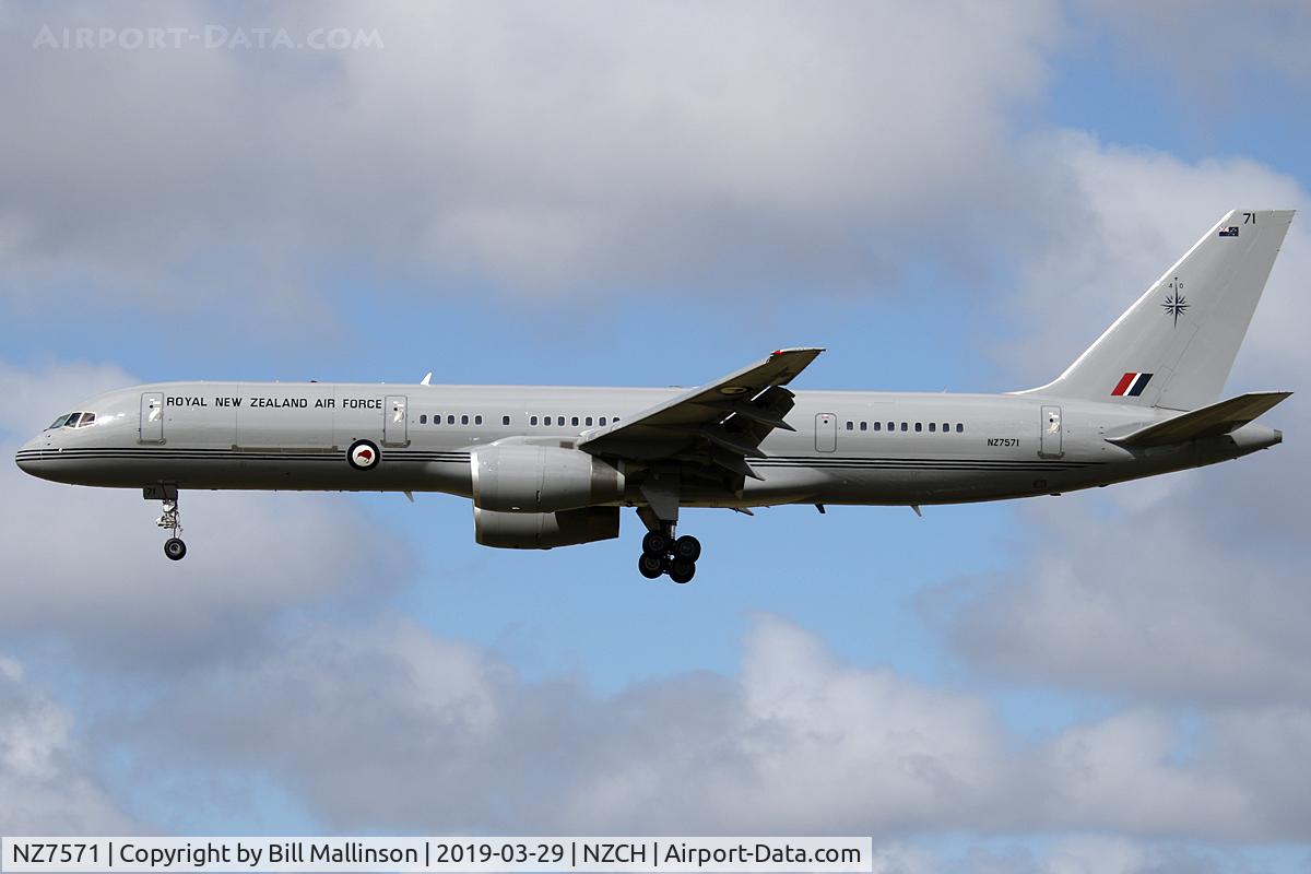NZ7571, 1992 Boeing 757-2K2 C/N 26633, finals to 02
