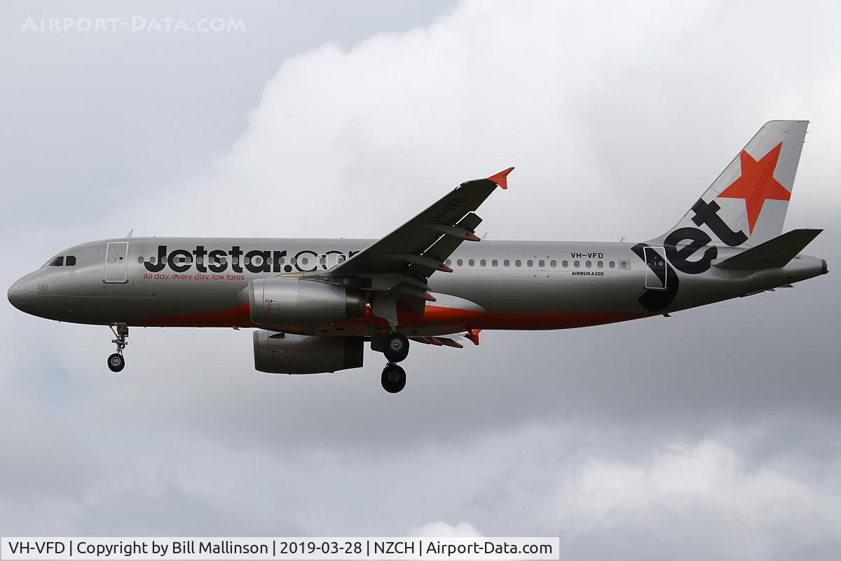 VH-VFD, 2011 Airbus A320-232 C/N 4922, finals to 02