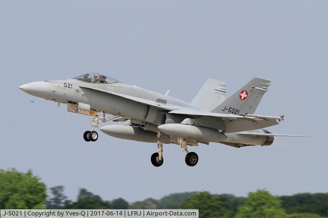 J-5021, McDonnell Douglas F/A-18C Hornet C/N 1370/SFC021, McDonnell Douglas FA-18C Hornet, Take off rwy 26, Landivisiau Naval Air Base (LFRJ) Tiger Meet 2017