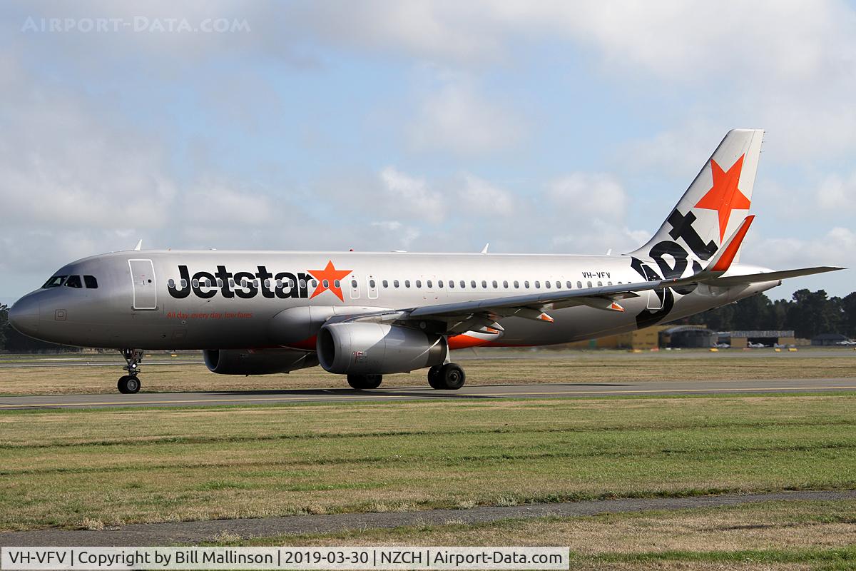 VH-VFV, 2013 Airbus A320-232 C/N 5858, taxi for 02
