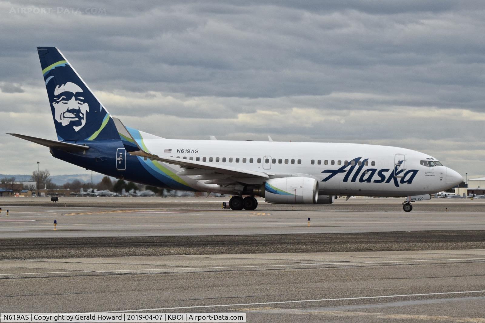 N619AS, 2000 Boeing 737-790 C/N 30164, Taxiing to the gate.