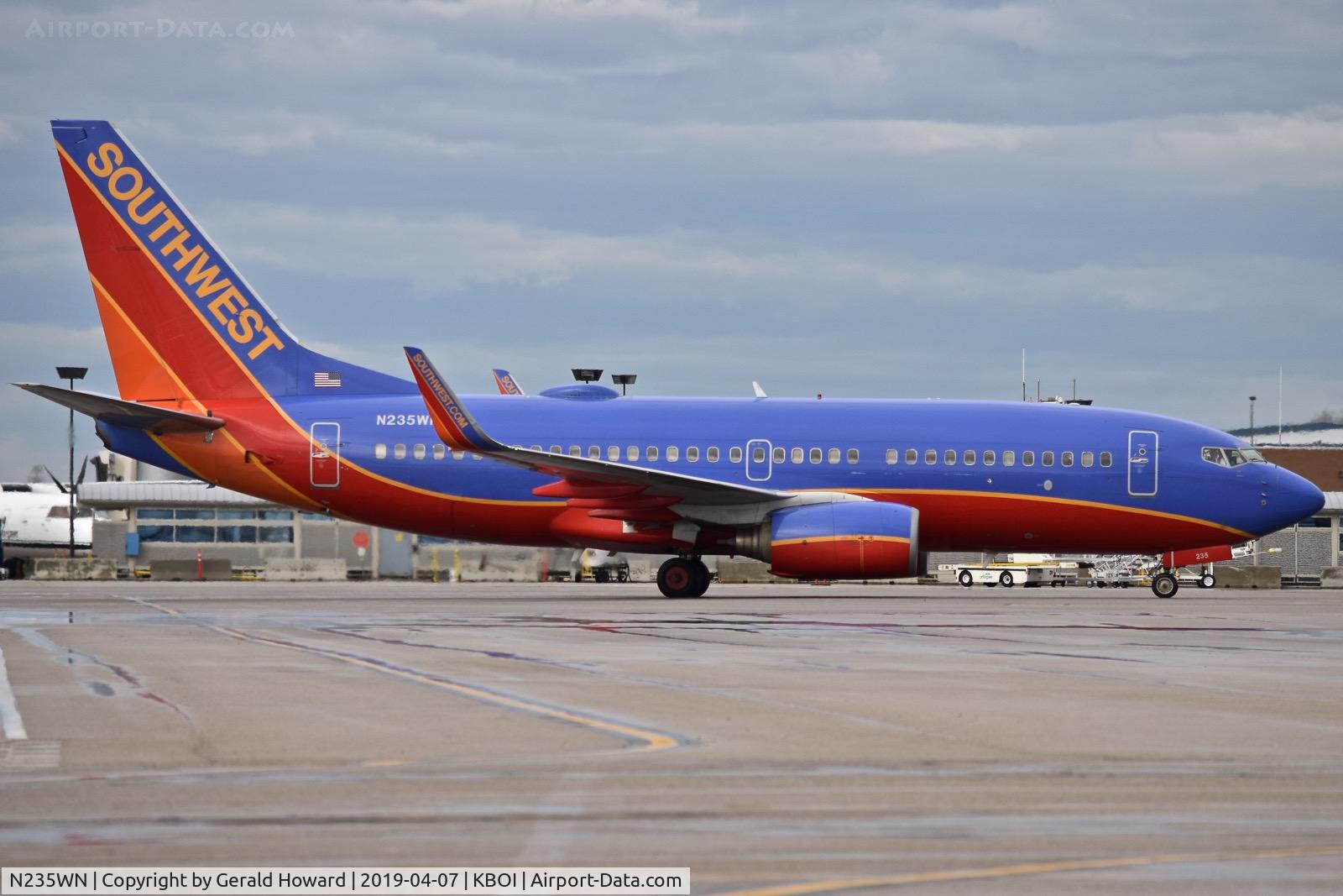 N235WN, 2006 Boeing 737-7H4 C/N 34630, Taxiing to the gate.