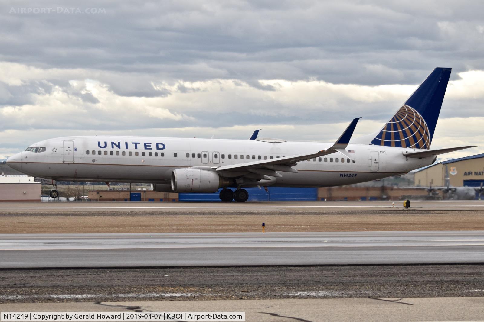 N14249, 1999 Boeing 737-824 C/N 28809, Take off run on RWY 10L.