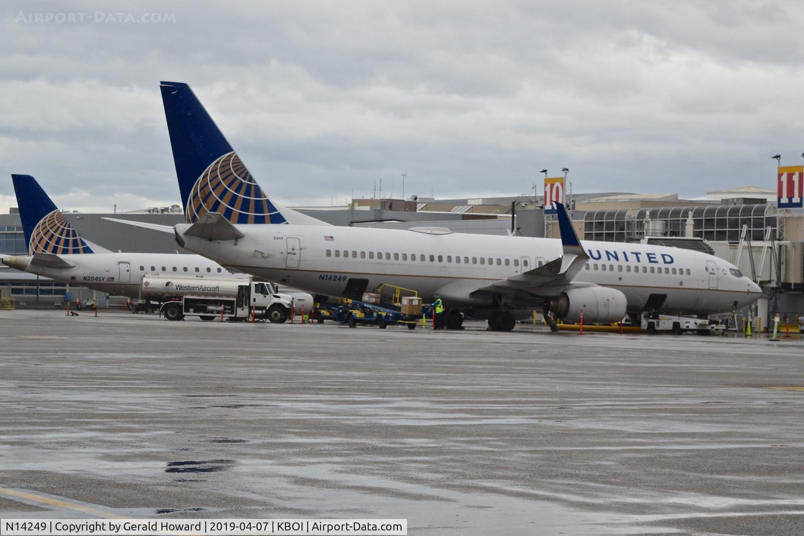 N14249, 1999 Boeing 737-824 C/N 28809, PARKED AT THE GATE.