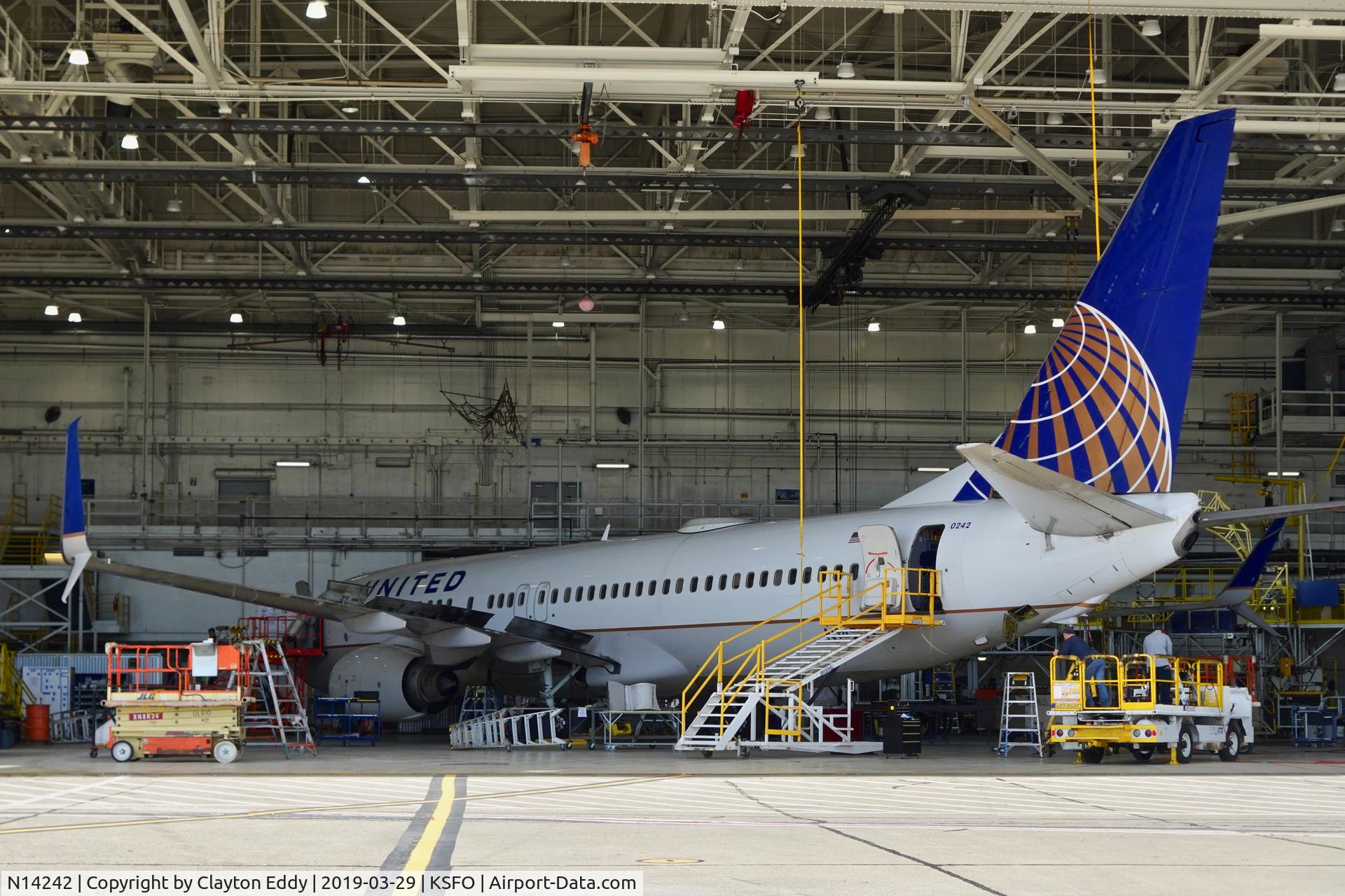 N14242, 1999 Boeing 737-824 C/N 28805, SFO 2019.