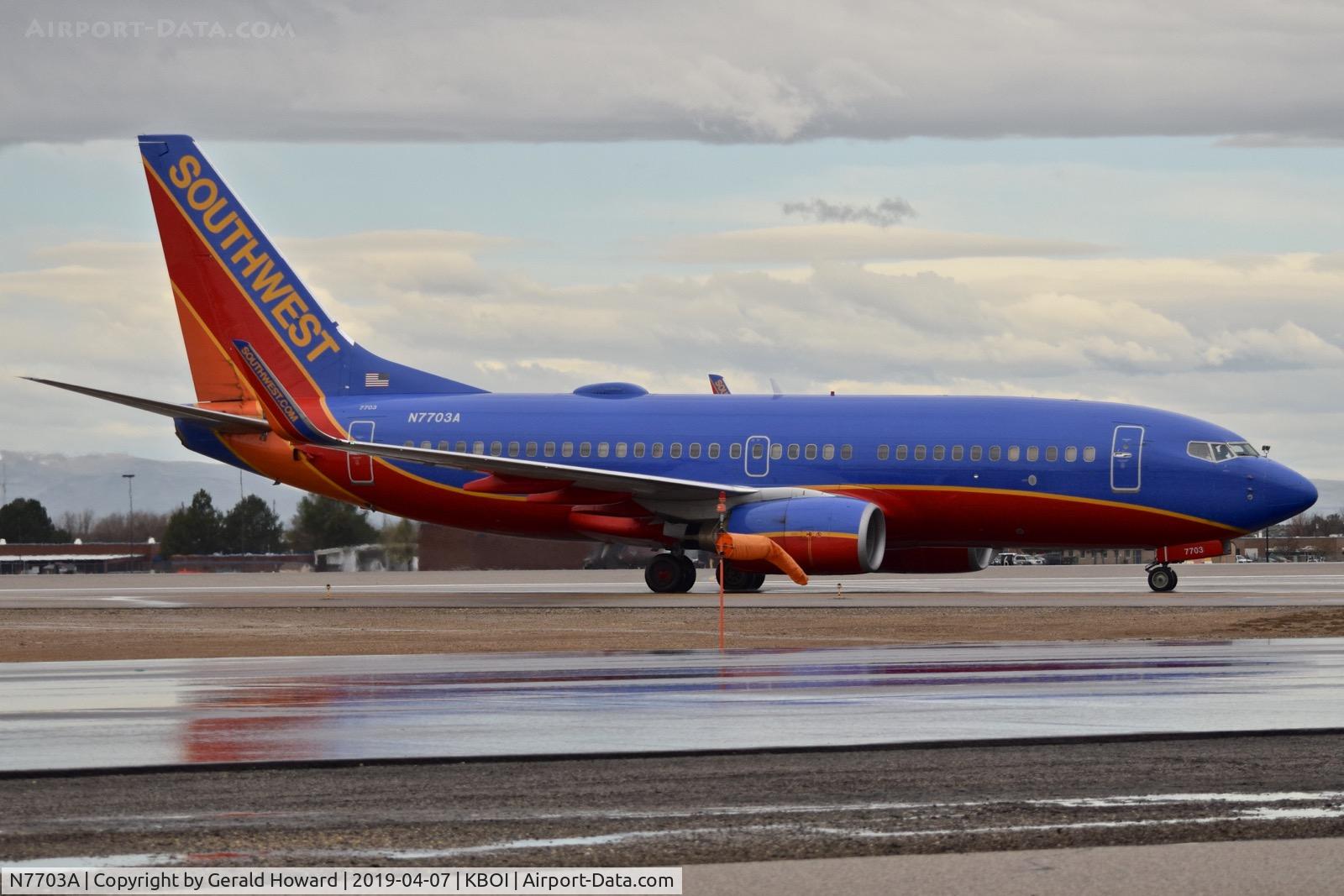 N7703A, 2004 Boeing 737-76N C/N 32653, Taxiing to the gate.