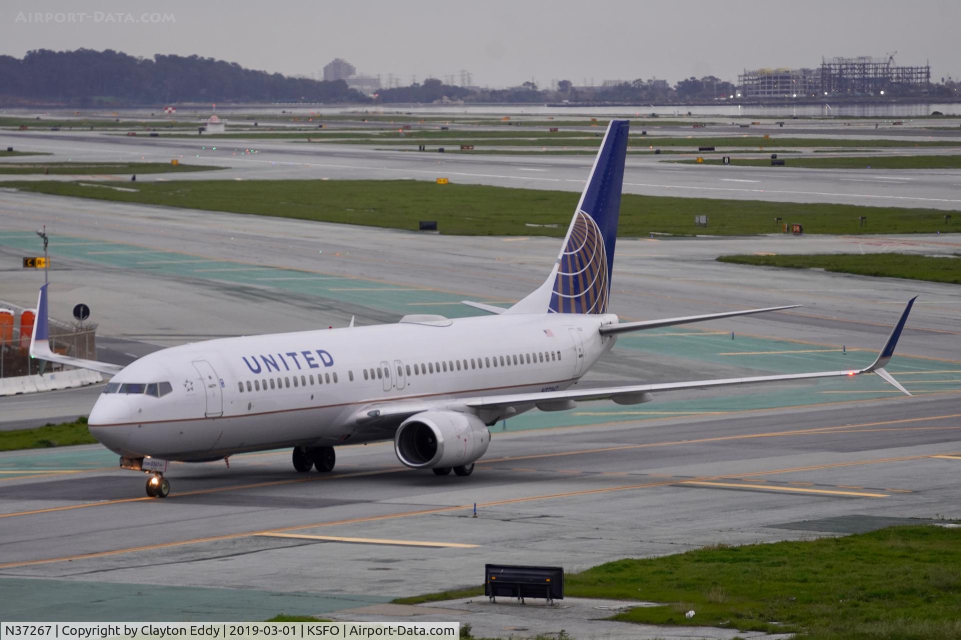 N37267, 2001 Boeing 737-824 C/N 31586, SFO 2019.