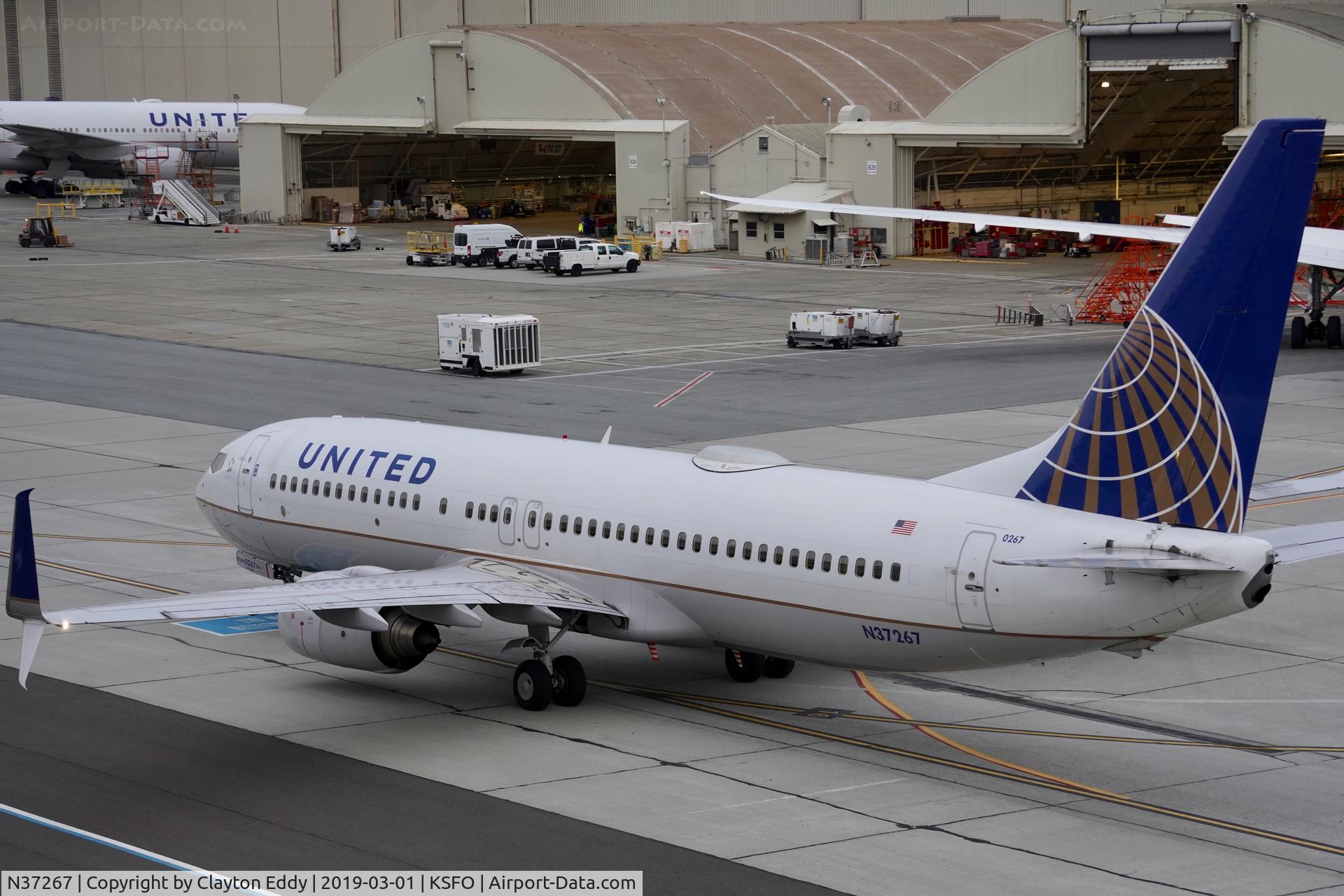 N37267, 2001 Boeing 737-824 C/N 31586, SFO 2019.