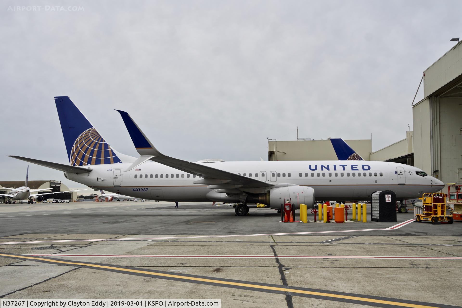 N37267, 2001 Boeing 737-824 C/N 31586, SFO 2019.