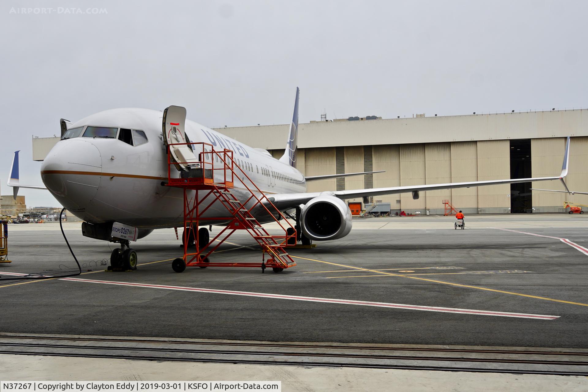 N37267, 2001 Boeing 737-824 C/N 31586, SFO 2019.