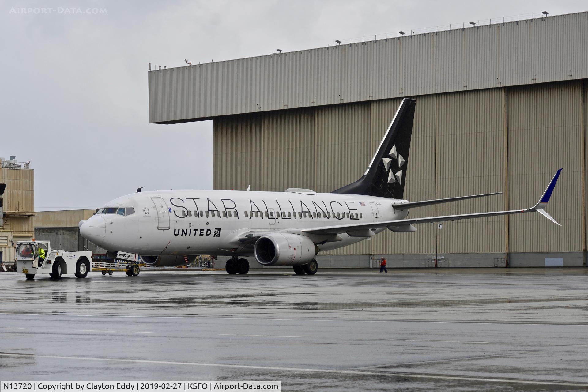 N13720, 1999 Boeing 737-724 C/N 28939, SFO 2019.