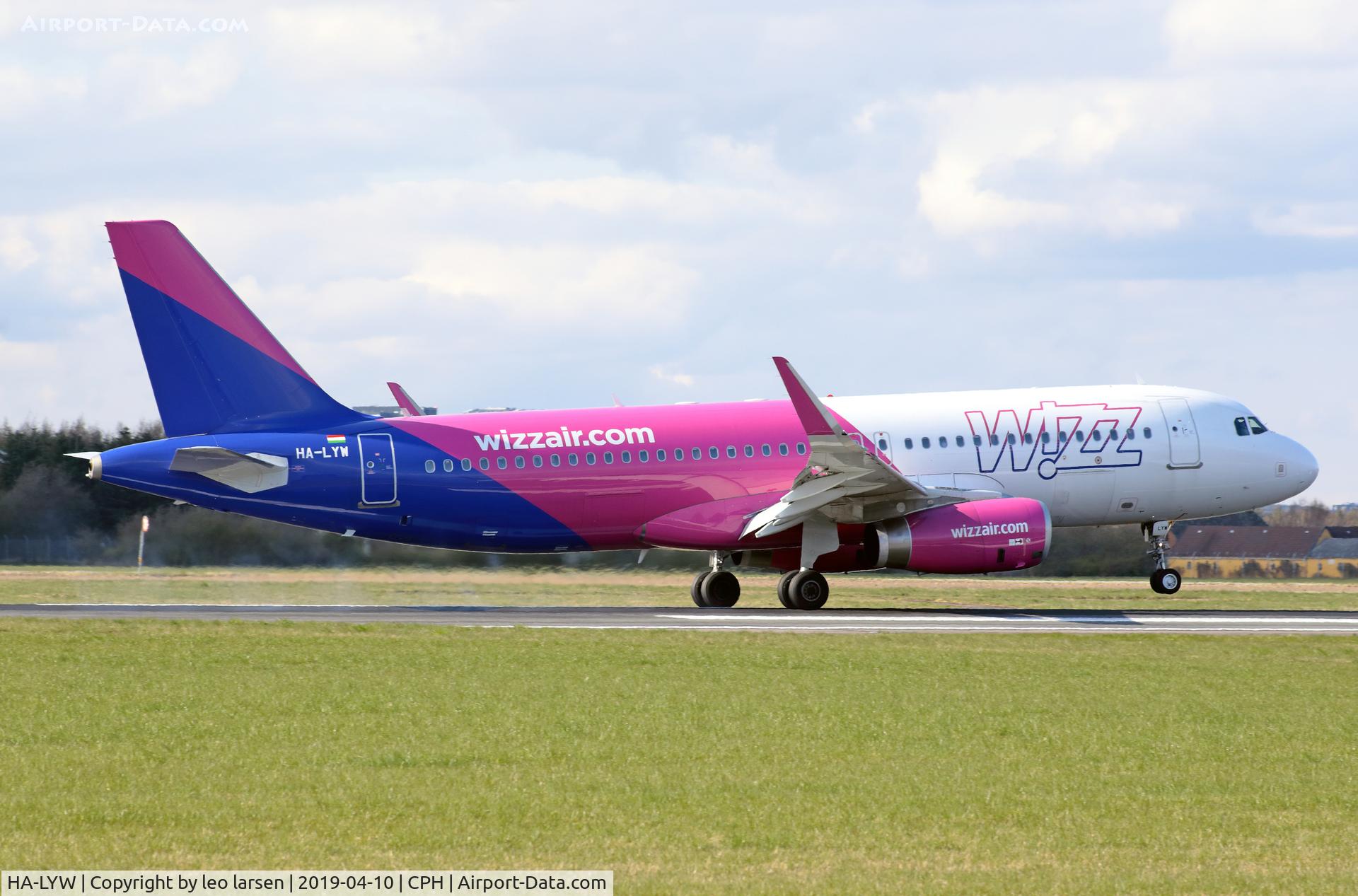 HA-LYW, 2017 Airbus A320-232 C/N 7695, Copenhagen 10.4.2019 L/D R-04L