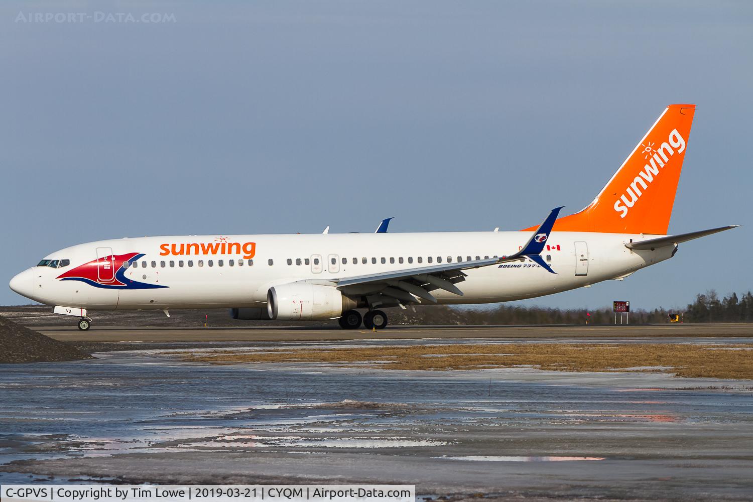 C-GPVS, 2011 Boeing 737-86N C/N 39404, Taxiing into the terminal apron.