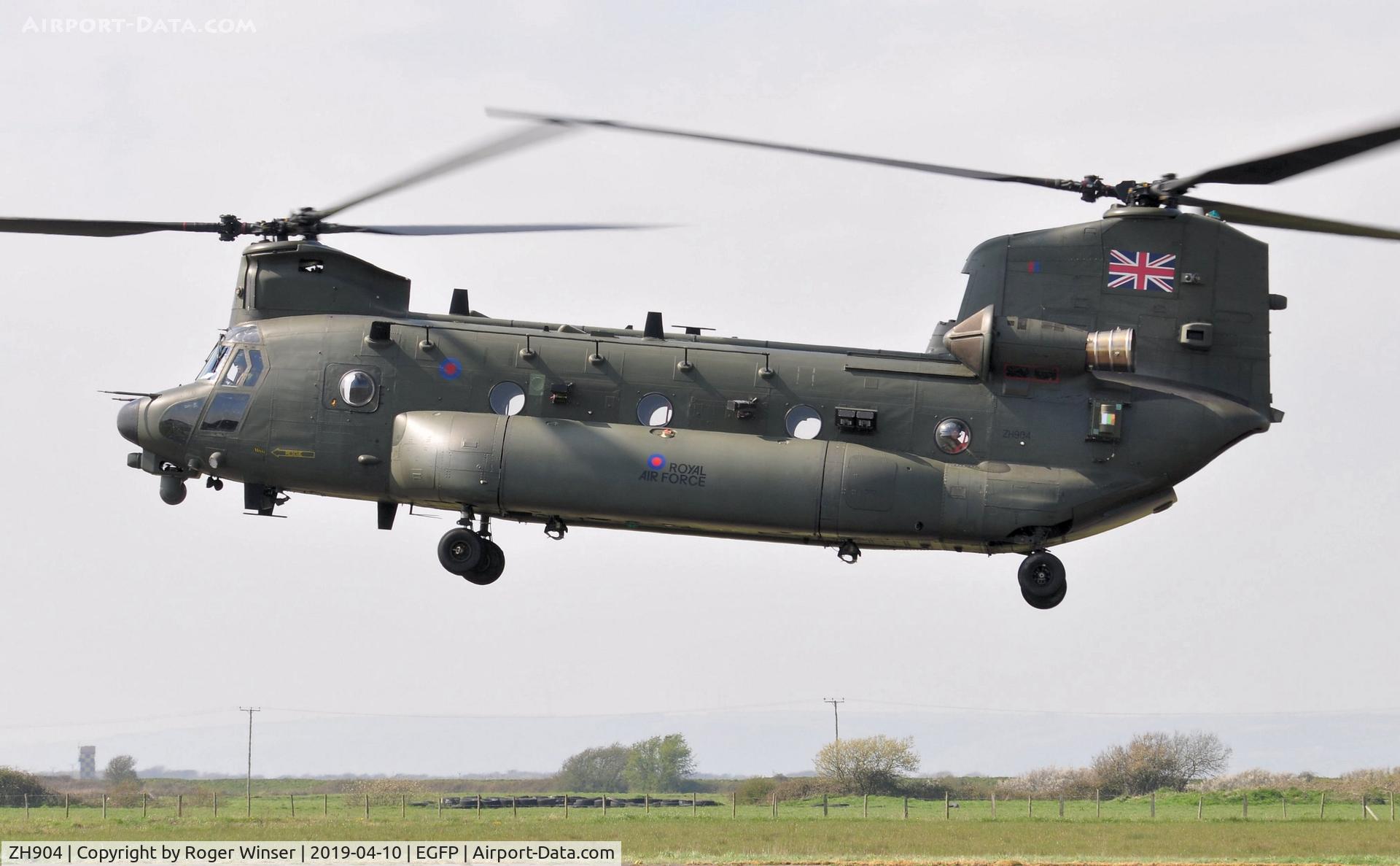 ZH904, Boeing Vertol Chinook HC.5 C/N M4483, Visiting RAF Chinook helicopter upgraded to HC.5 standards.