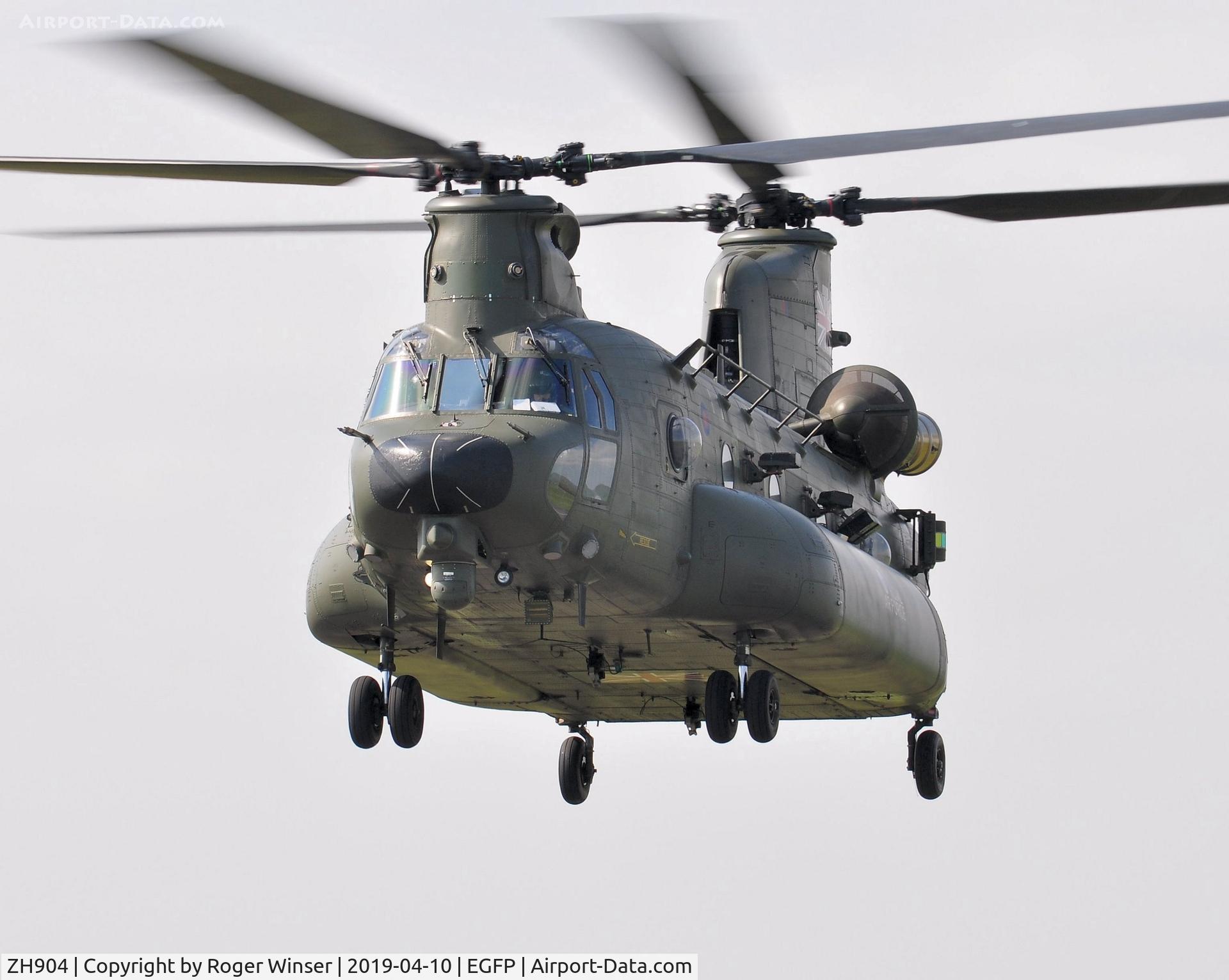 ZH904, Boeing Vertol Chinook HC.5 C/N M4483, Visiting RAF Chinook helicopter upgraded to HC.5 standards.