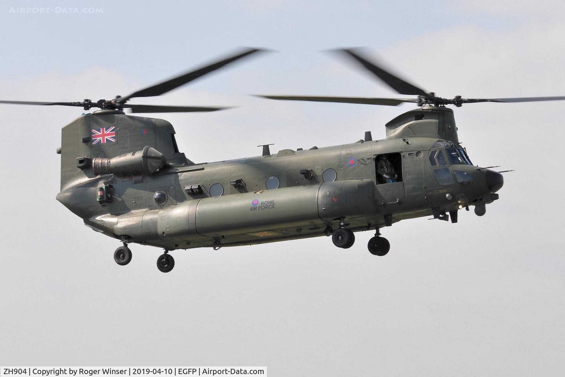 ZH904, Boeing Vertol Chinook HC.5 C/N M4483, Visiting RAF Chinook helicopter upgraded to HC.5 standards.
