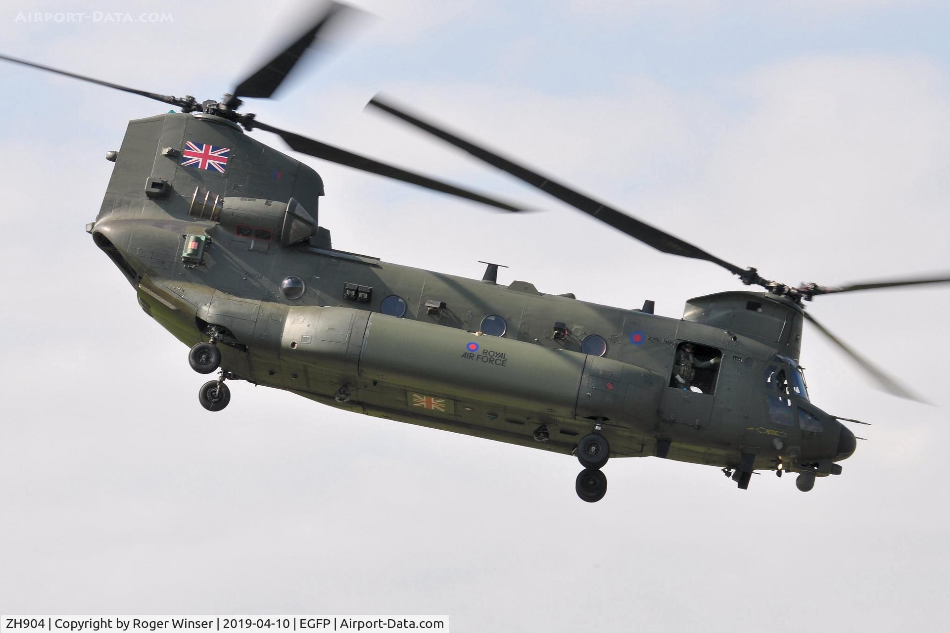 ZH904, Boeing Vertol Chinook HC.5 C/N M4483, Visiting RAF Chinook helicopter upgraded to HC.5 standards.