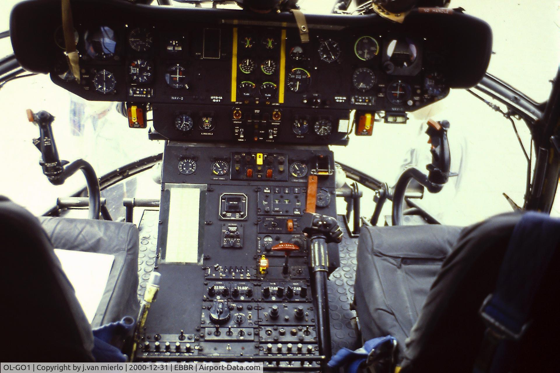 OL-GO1, Aerospatiale SA-330L Puma C/N 1225, cockpit SA330 OT-GIA