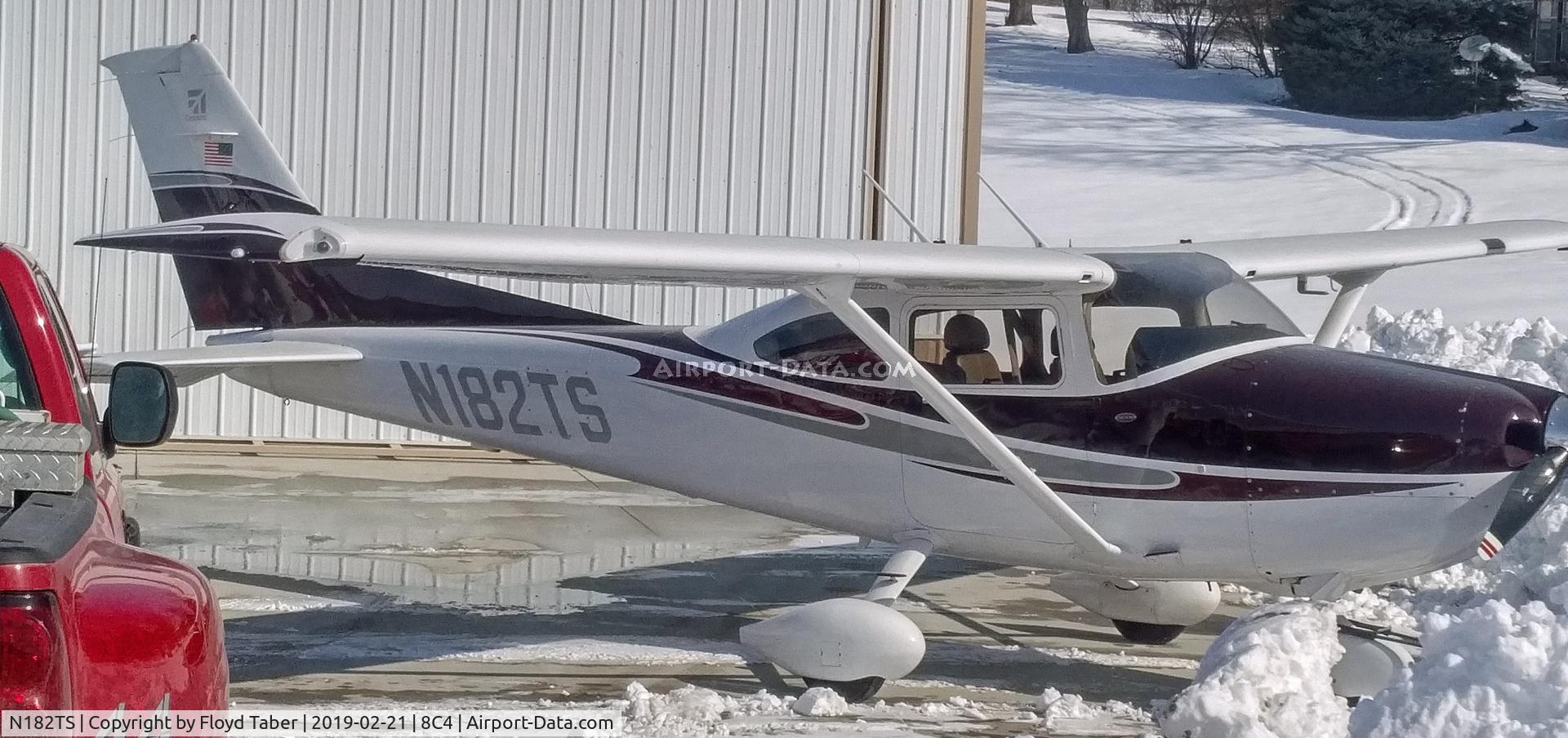 N182TS, 2004 Cessna T182T Turbo Skylane C/N T18208237, Sitting outside on a cold wintery day
