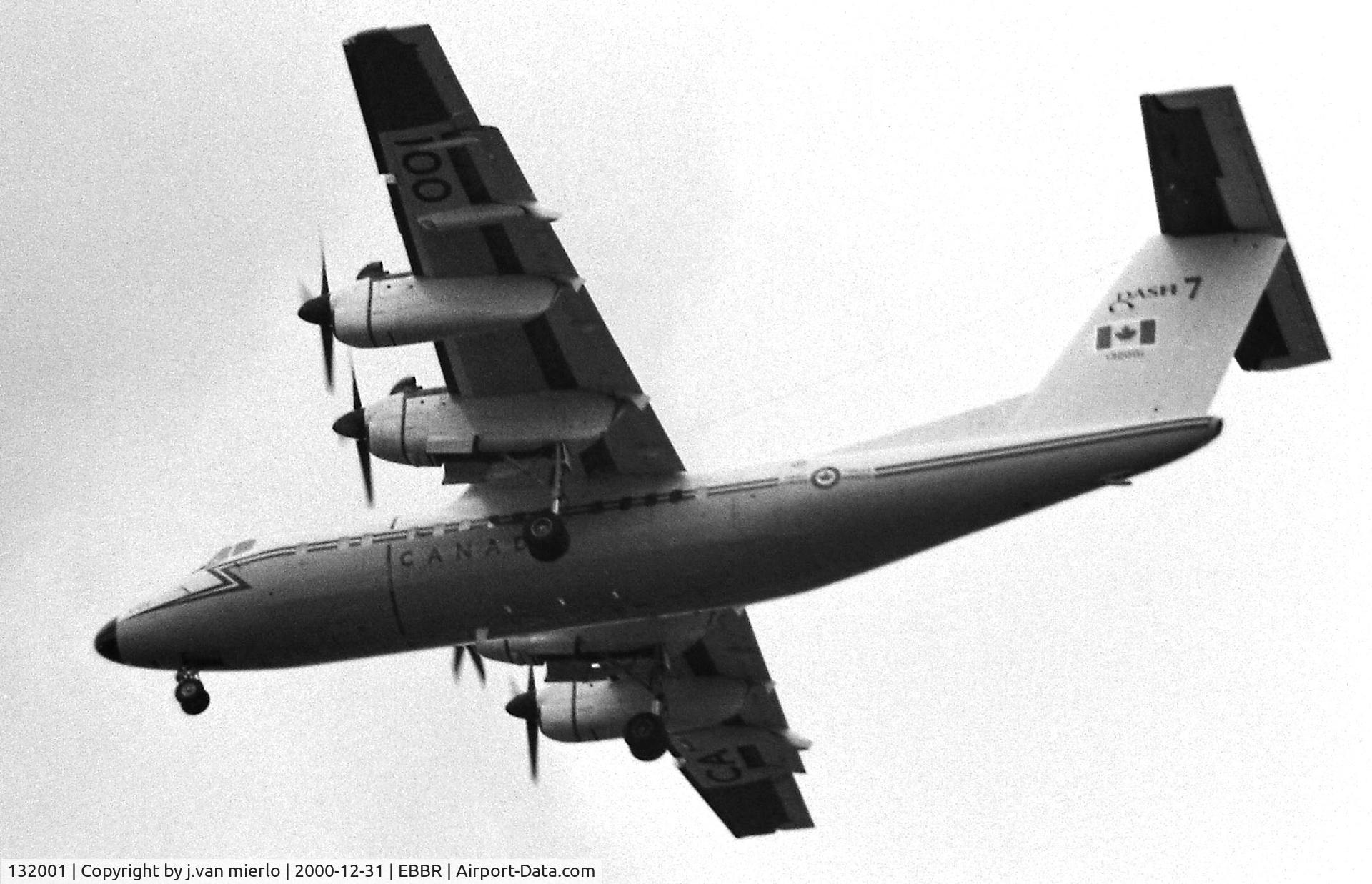 132001, 1979 De Havilland Canada CC-132 Dash 7 (DHC-7) C/N 8, Landing at Brussels 25R '80s
