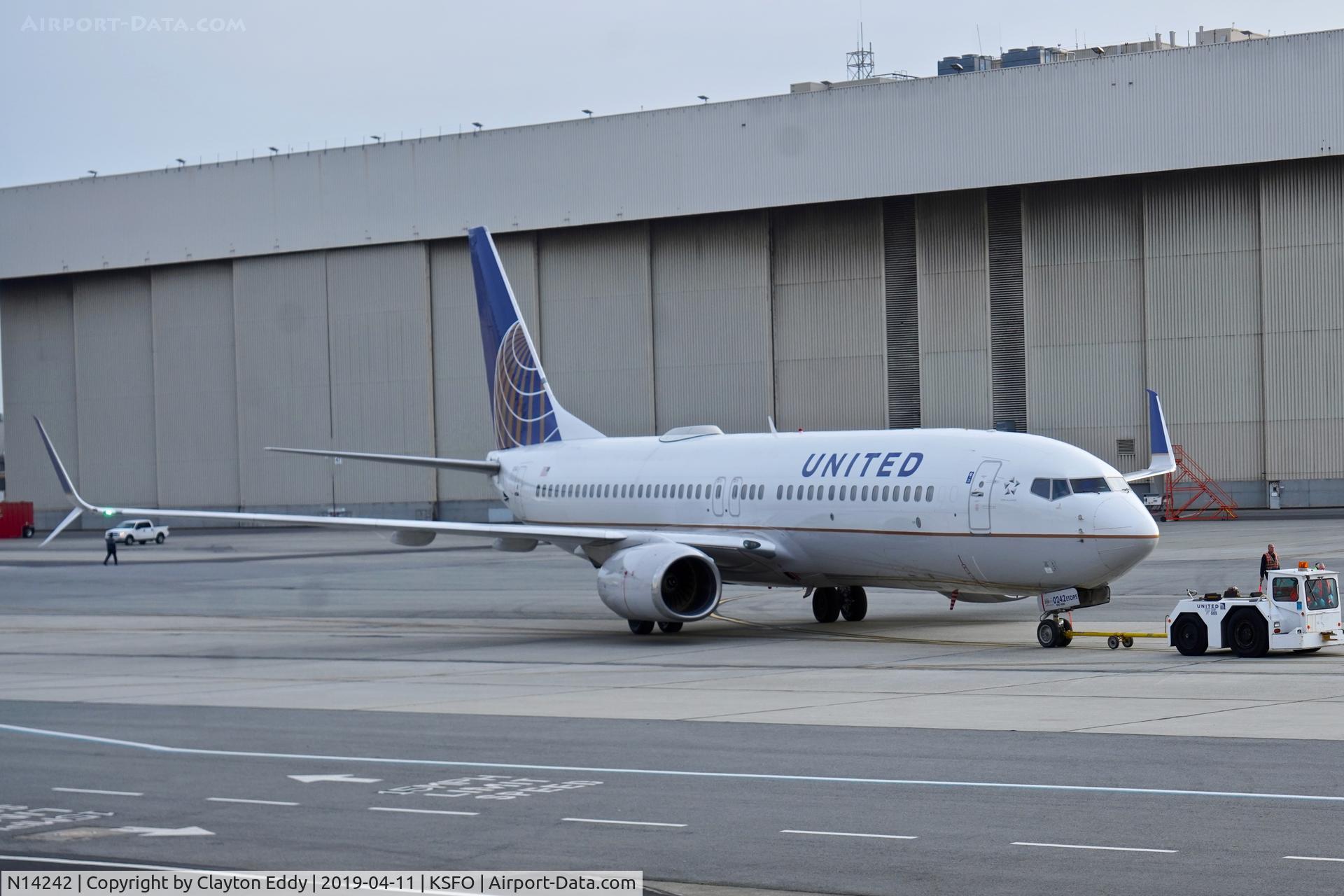 N14242, 1999 Boeing 737-824 C/N 28805, SFO 2019.