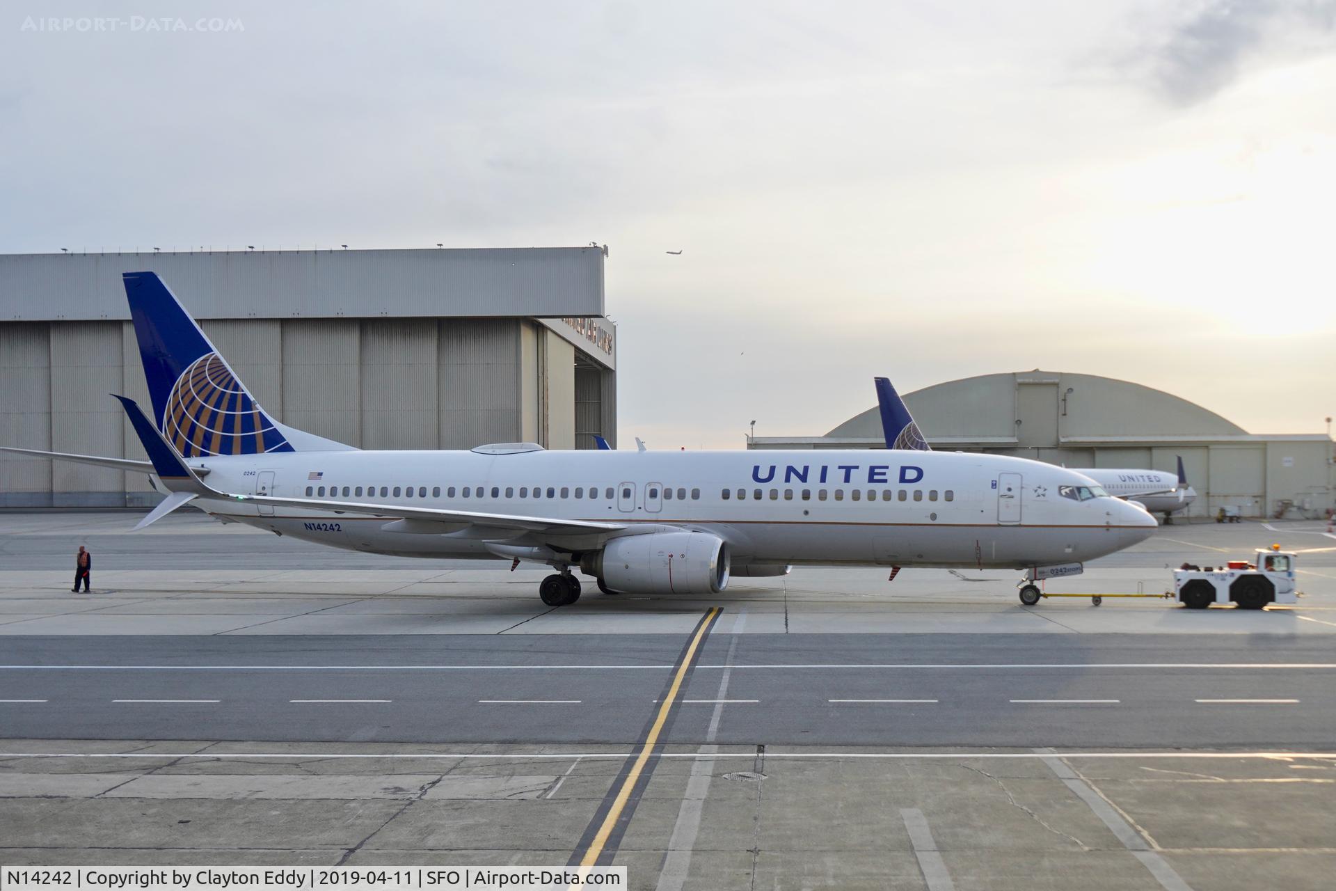 N14242, 1999 Boeing 737-824 C/N 28805, SFO 2019.