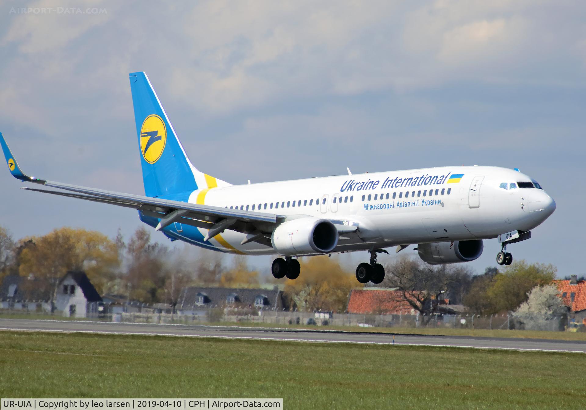 UR-UIA, 2017 Boeing 737-8KV C/N 38121, Copenhagen 10.4.2019 L/D R-04L
