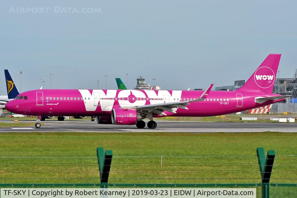 TF-SKY, 2017 Airbus A321-253N C/N 7694, Lining up R/W 28