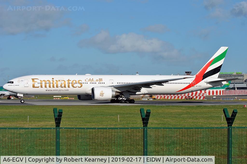 A6-EGV, 2012 Boeing 777-31H/ER C/N 38990, Lining up R/W 28