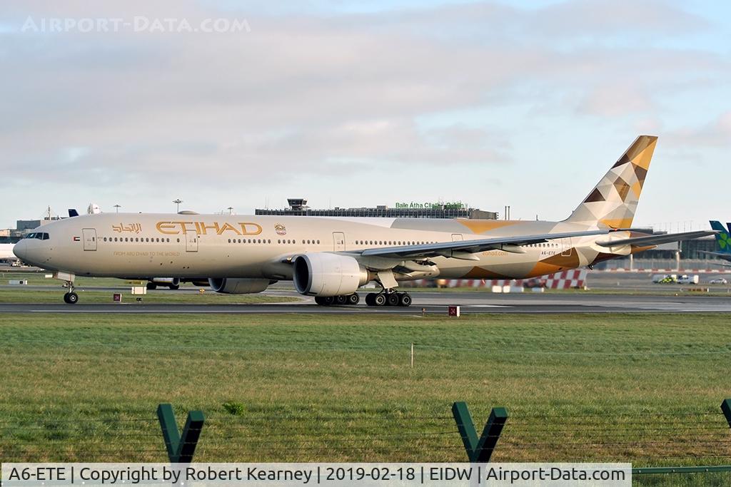 A6-ETE, 2006 Boeing 777-3FX/ER C/N 34601, Lining up R/W 28