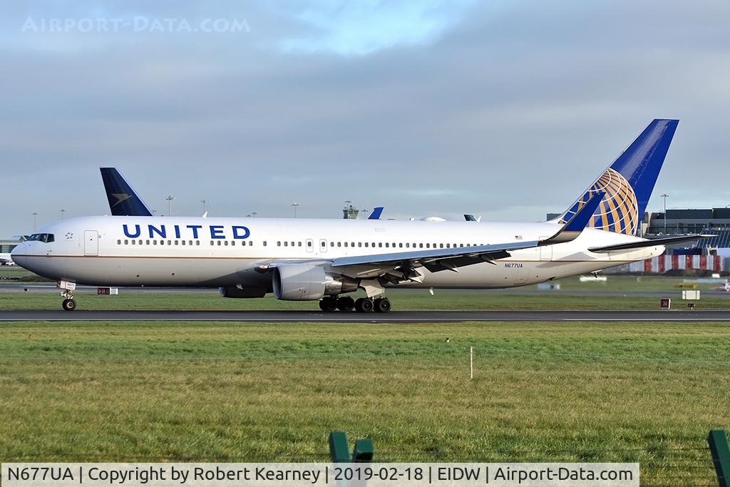 N677UA, 2001 Boeing 767-322 C/N 30029, Lining up R/W 28